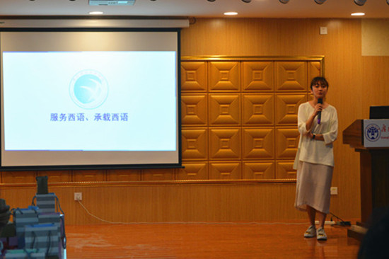 巨乳熟女
学生会主席进行展示
